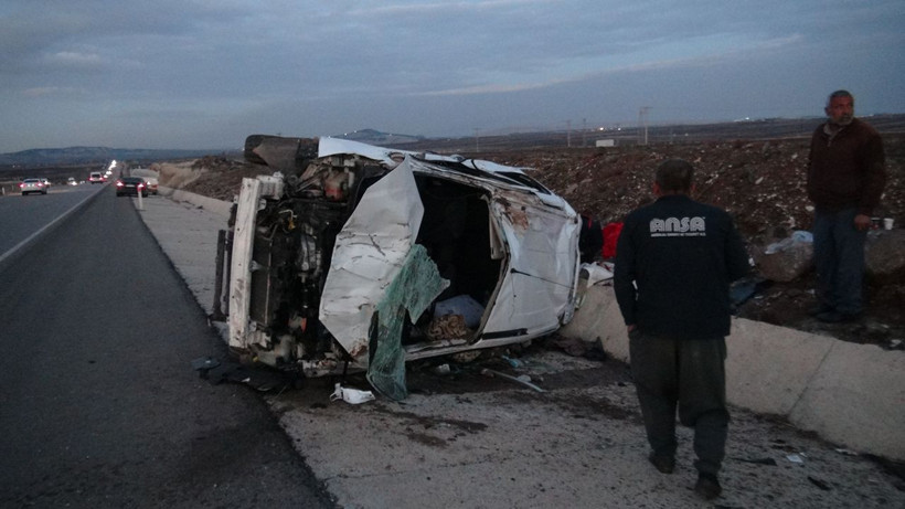 Kilis'te otomobil takla attı: 5 yaralı - Resim: 2