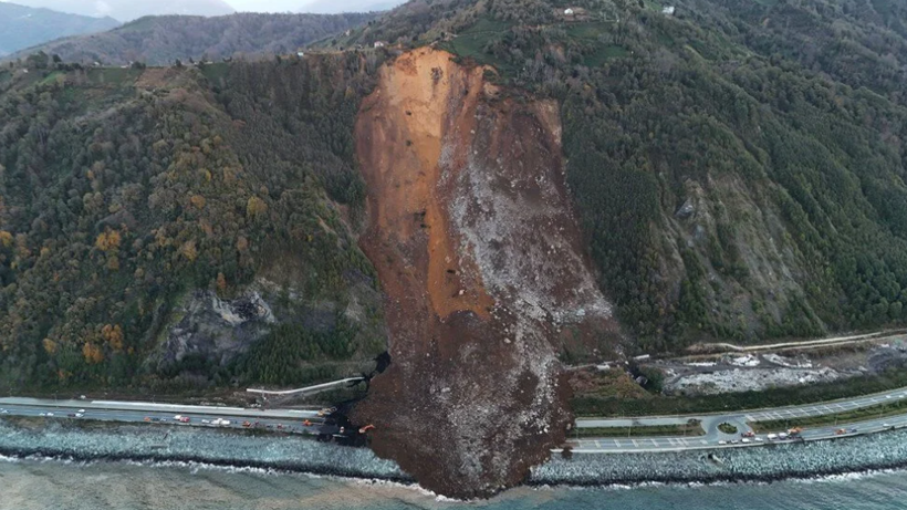 Artvin'de heyelan: Karadeniz Sahil Yolu ulaşıma kapandı - Resim: 1