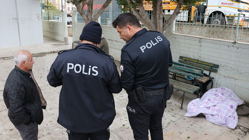 Sokakta yaşıyordu, cami avlusunda ölü bulundu - Resim: 1