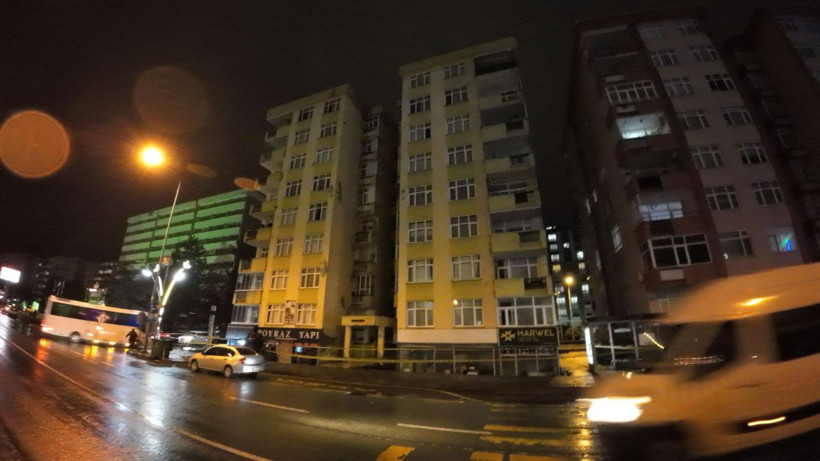 Rize'de fırtına; dev dalgalar işletmenin camlarını kırdı, sarsıntı oluşan 8 katlı apartman boşaltıldı - Resim: 3