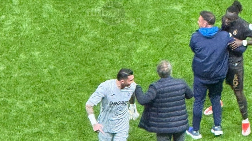 Galatasaray maçına damga vuran görüntü! İki takım arkadaşı birbirine girdi - Resim: 1