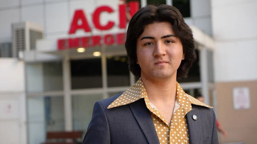 Ferdi Tayfur'un genç hayranı, hastane önünde dua edip onu bekliyor - Resim: 1