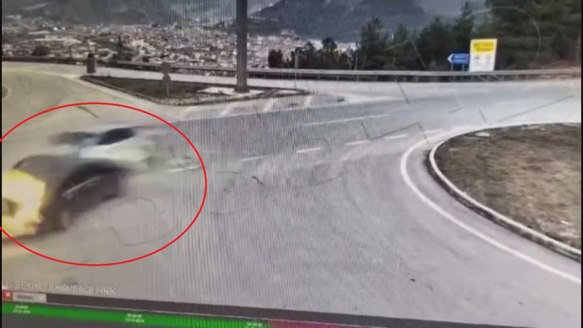 Çarpışan iki otomobilden birinin yandığı kaza kamerada - Resim: 2