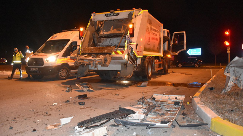 Sivas'ta yolcu otobüsü çöp kamyonuyla çarpıştı: 4 yaralı - Resim: 1