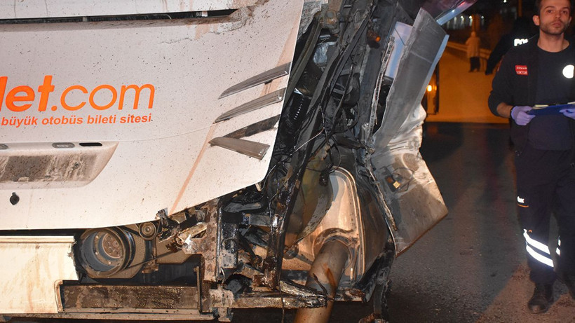 Sivas'ta yolcu otobüsü çöp kamyonuyla çarpıştı: 4 yaralı - Resim: 3