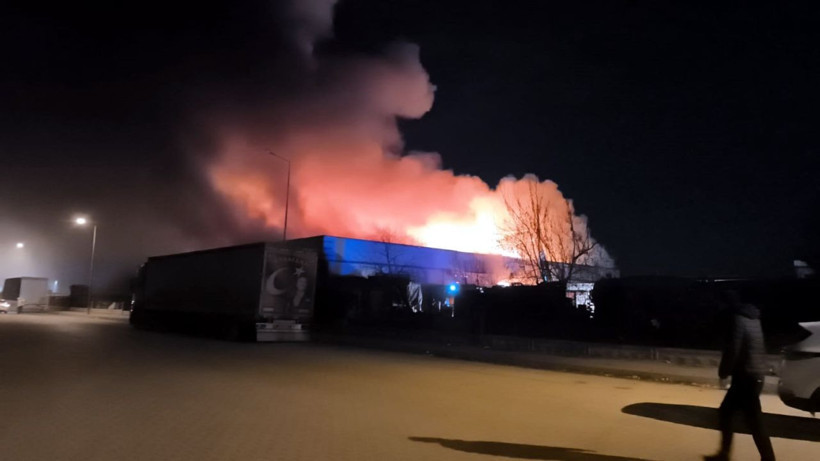 Afyonkarahisar OSB'deki orman ürünleri deposunda çıkan yangın, bitişikteki iş yerine de sıçradı - Resim: 1