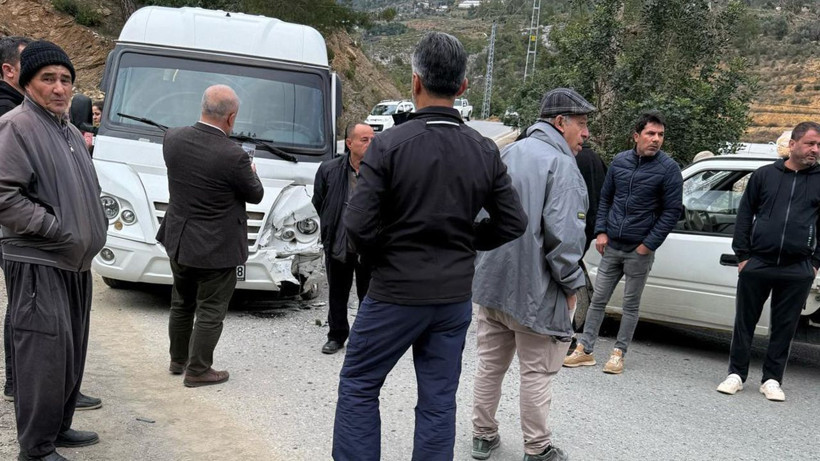 Öğrenci servisiyle kamyonet çarpıştı; 20 öğrenci yaralandı - Resim: 1