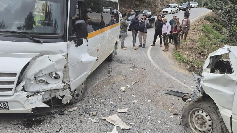 Öğrenci servisiyle kamyonet çarpıştı; 20 öğrenci yaralandı - Resim: 3
