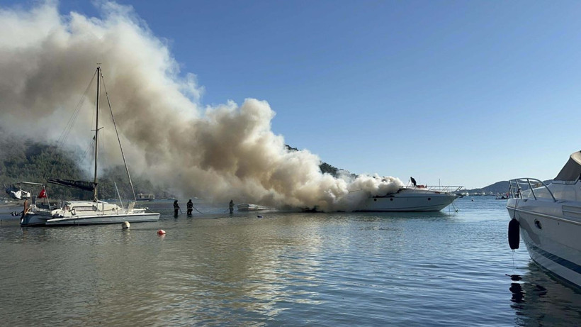 Marmaris'ta marinada bağlı motoryat yandı - Resim: 1