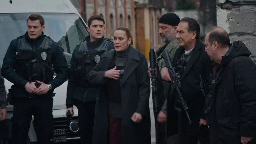 Arka Sokaklar dizisinin beklenen ismi geri geldi; Rekortmen diziyi izleyenler şaşkın - Resim: 2