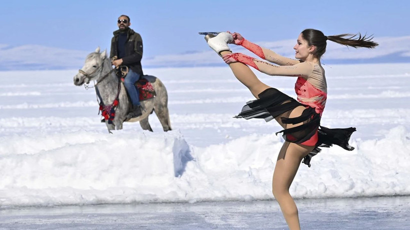 Kars Çıldır Gölü'nde göz kamaştıran buz pateni gösterisi - Resim: 1