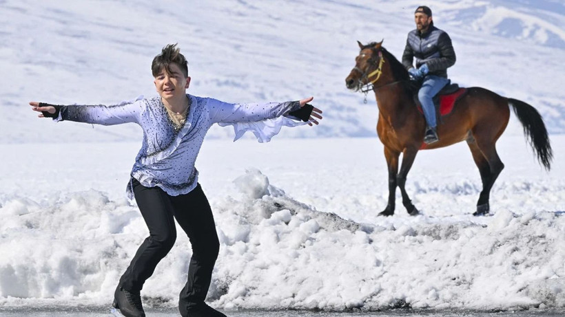 Kars Çıldır Gölü'nde göz kamaştıran buz pateni gösterisi - Resim: 2