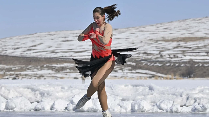 Kars Çıldır Gölü'nde göz kamaştıran buz pateni gösterisi - Resim: 4