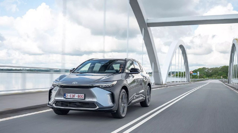 Toyota bZ4X geri döndü! 342 beygir güç, 573 km menzil ve göz alıcı tasarım… - Resim: 2