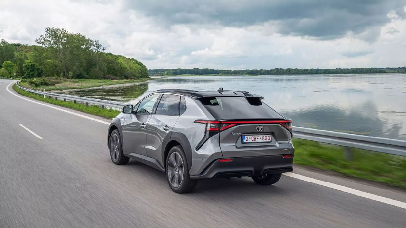 Toyota bZ4X geri döndü! 342 beygir güç, 573 km menzil ve göz alıcı tasarım… - Resim: 1
