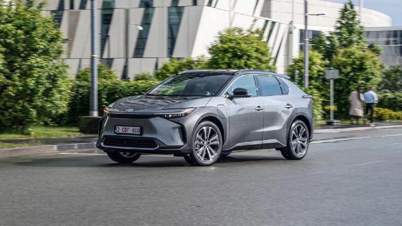 Toyota bZ4X geri döndü! 342 beygir güç, 573 km menzil ve göz alıcı tasarım… - Resim: 3