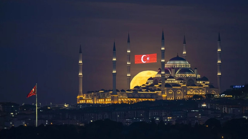 Dolunay, Büyük Çamlıca Camii'ni aydınlatarak yükselirken görüntülendi - Resim: 1