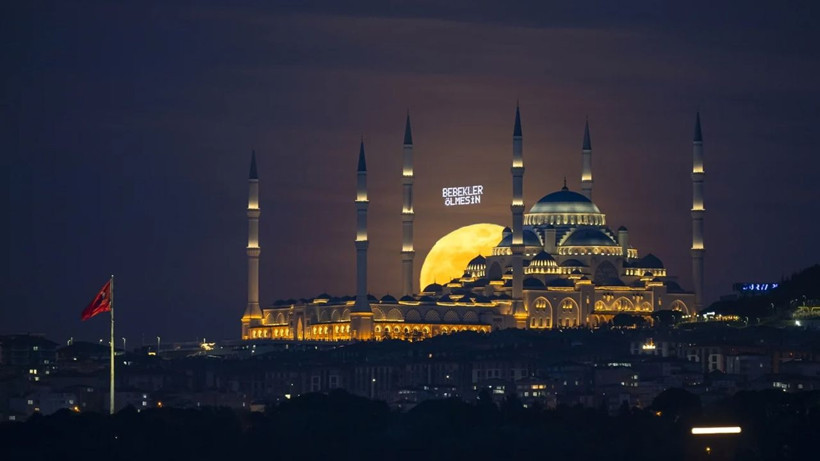 Dolunay, Büyük Çamlıca Camii'ni aydınlatarak yükselirken görüntülendi - Resim: 2