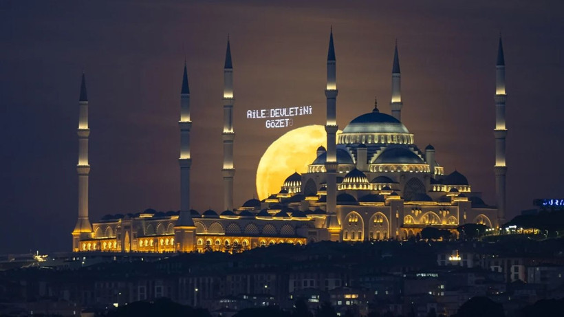 Dolunay, Büyük Çamlıca Camii'ni aydınlatarak yükselirken görüntülendi - Resim: 3