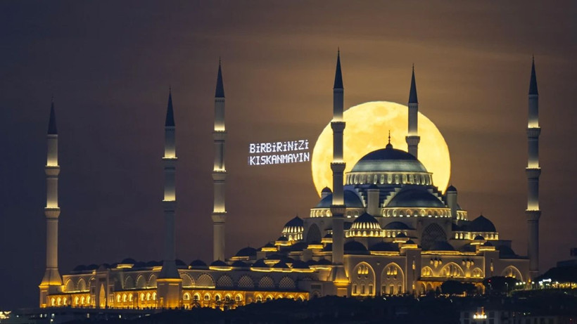 Dolunay, Büyük Çamlıca Camii'ni aydınlatarak yükselirken görüntülendi - Resim: 4