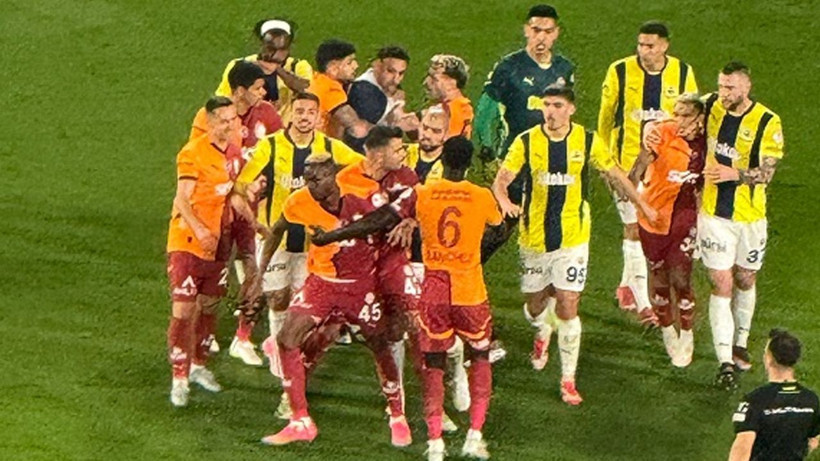 Fenerbahçe-Galatasaray derbisinde kavga çıktı: 4 kırmızı kart, polis sahada! - Resim: 3