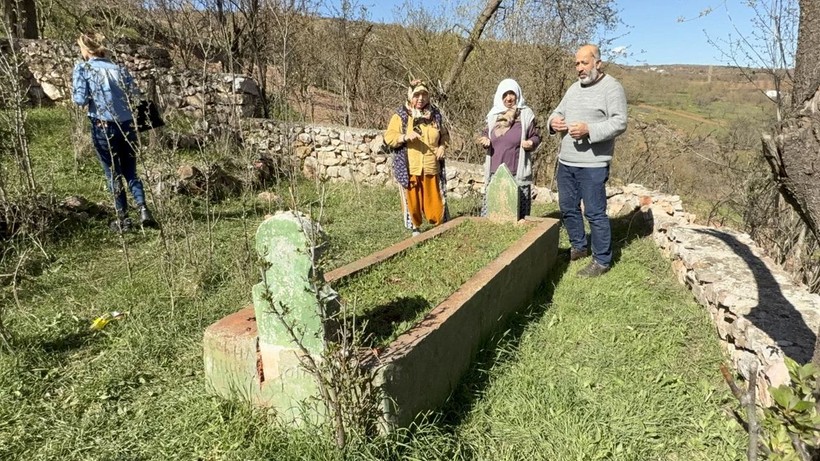 Türbenin toprağını yiyerek dua ediyorlar - Resim: 2