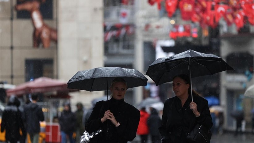 İstanbul sağanak ve soğuk havaya teslim: Saat verildi, kuvvetli geliyor! - Resim: 1