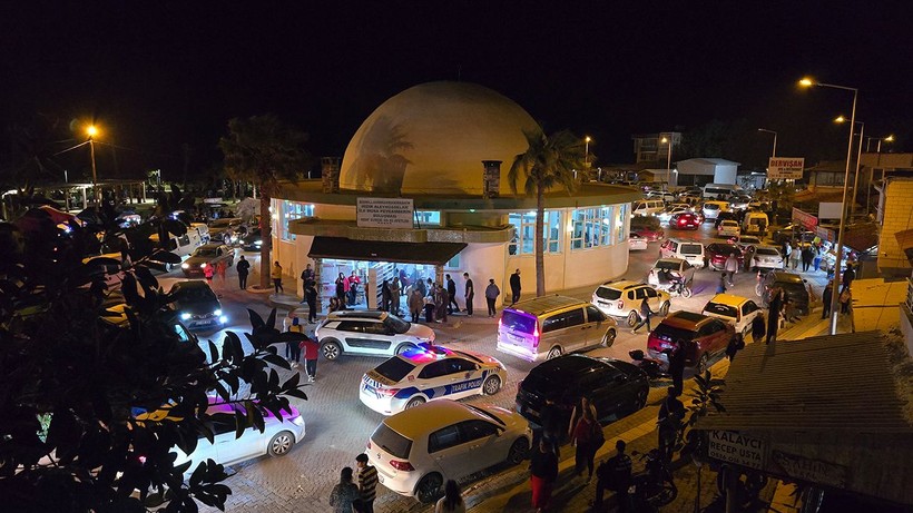 Hatay'da Hz. Hızır Türbesi ziyaretçi akınına uğradı - Resim: 1