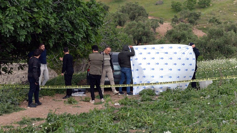 Otomobilinde tüfekle öldürülmüş halde bulundu - Resim: 1