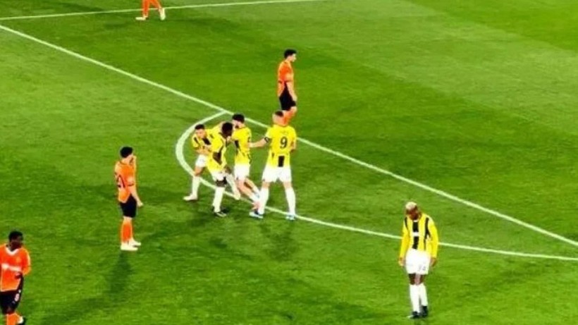 Fenerbahçe'yi karıştıran görüntü! Takım arkadaşları hemen devreye girdi - Resim: 2