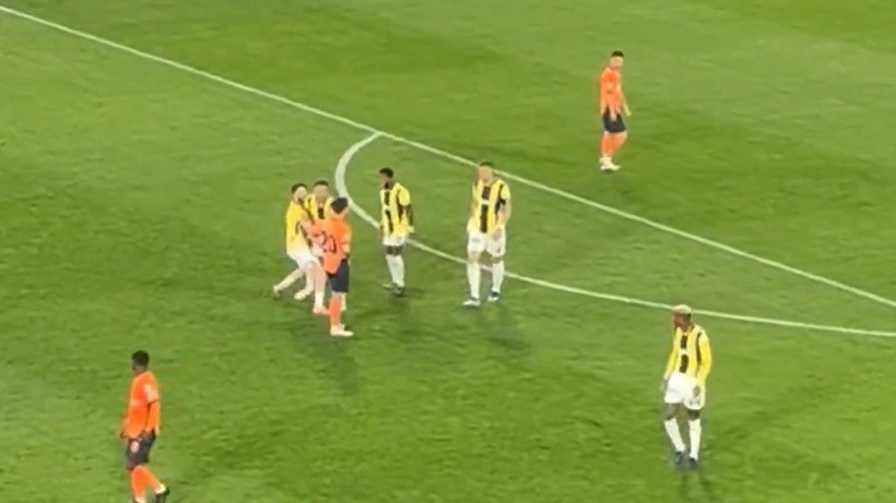 Fenerbahçe'yi karıştıran görüntü! Takım arkadaşları hemen devreye girdi - Resim: 3
