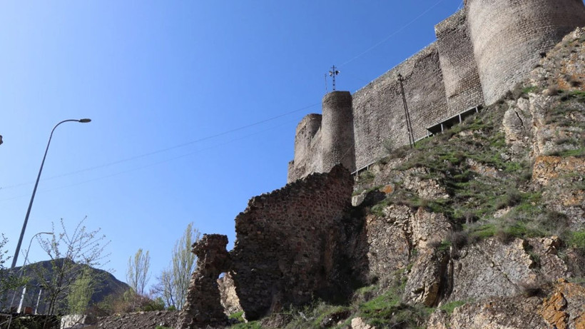 Tarihi Oltu Kalesi yıkılma tehlikesi altında - Resim: 1
