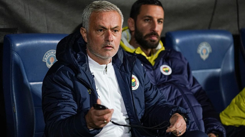 Galatasaray tribünlerinden olay gönderme; Mourinho pankartı açtılar - Resim: 2
