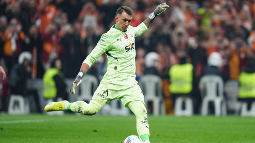 Galatasaray dünyaca ünlü kaleci ile anlaştı; Son şampiyonda bir dönem resmen bitti - Resim: 1