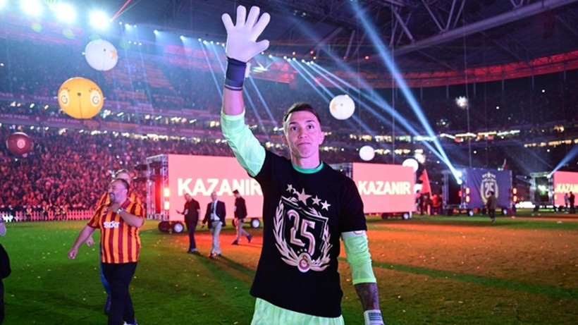 Galatasaray dünyaca ünlü kaleci ile anlaştı; Son şampiyonda bir dönem resmen bitti - Resim: 2