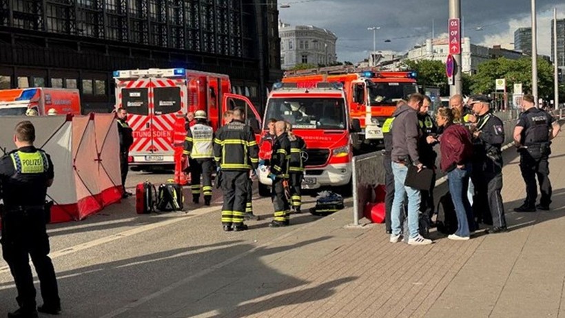 Almanya'da tren istasyonunda bıçaklı saldırı: 6'sı ağır 12 kişi yaralandı - Resim: 1
