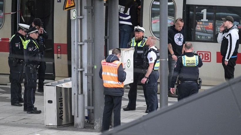 Almanya'da tren istasyonunda bıçaklı saldırı: 6'sı ağır 12 kişi yaralandı - Resim: 2