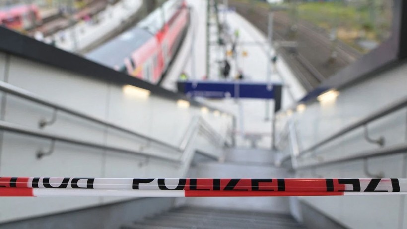 Almanya'da tren istasyonunda bıçaklı saldırı: 6'sı ağır 12 kişi yaralandı - Resim: 4