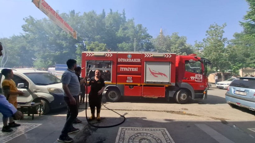 Araştırma merkezinin bahçesinde çıkan yangın - Resim: 1