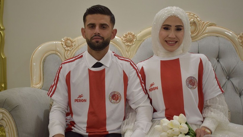 Düğünlerinde final maçını dev ekrandan izlediler - Resim: 1