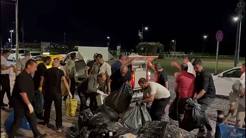 İzmir Büyükşehir Belediye Başkanı Cemil Tugay çöp topladı - Resim: 1