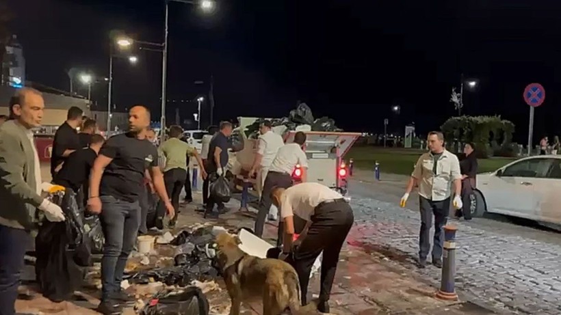 İzmir Büyükşehir Belediye Başkanı Cemil Tugay çöp topladı - Resim: 2