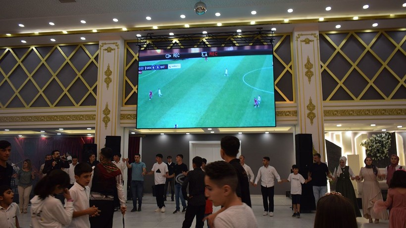 Düğünlerinde final maçını dev ekrandan izlediler - Resim: 2