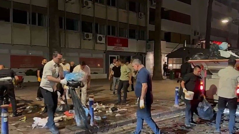 İzmir Büyükşehir Belediye Başkanı Cemil Tugay çöp topladı - Resim: 3