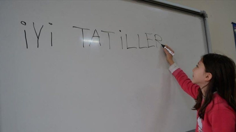 Öğrencilere iki haftalık tatil müjdesi geldi; O tarihten itibaren başlayacak - Resim: 1