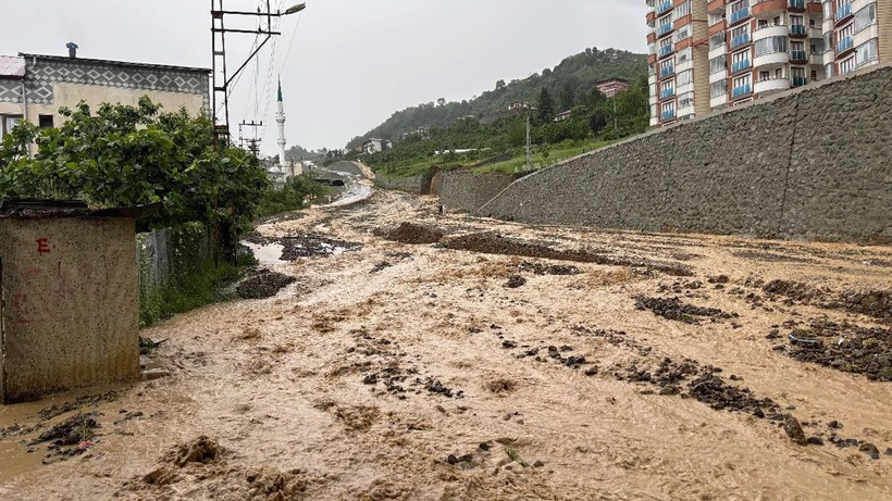 Trabzon'da şiddetli sağanak yağış! Ortahisar ilçesi sular altında kaldı - Resim: 1