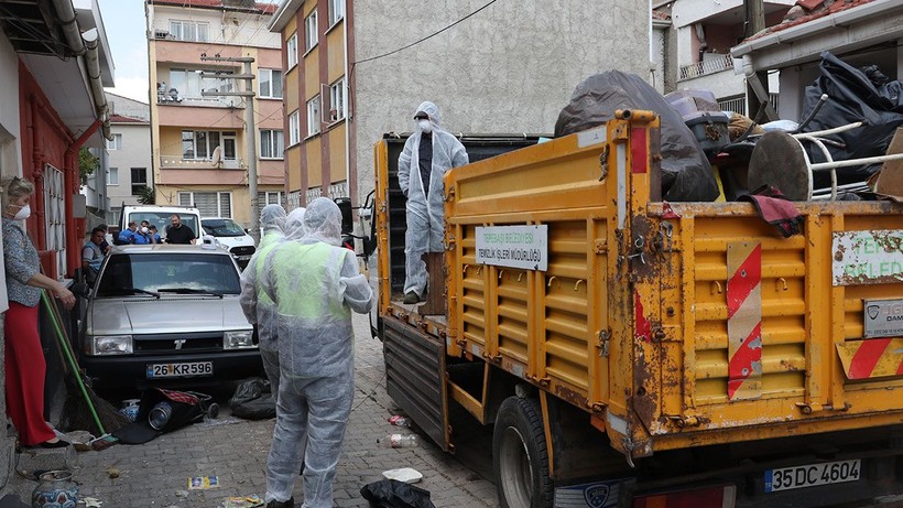 Kötü kokular gelen evden 4 kamyonet çöp çıktı - Resim: 2