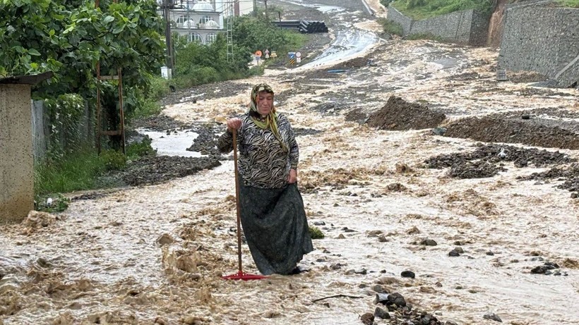 Trabzon'da şiddetli sağanak yağış! Ortahisar ilçesi sular altında kaldı - Resim: 2