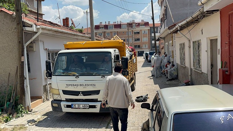 Kötü kokular gelen evden 4 kamyonet çöp çıktı - Resim: 3