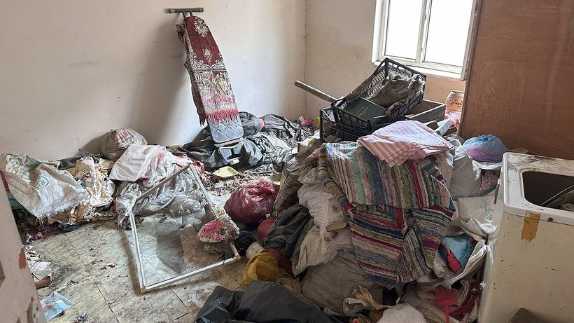 Kötü kokular gelen evden 4 kamyonet çöp çıktı - Resim: 4
